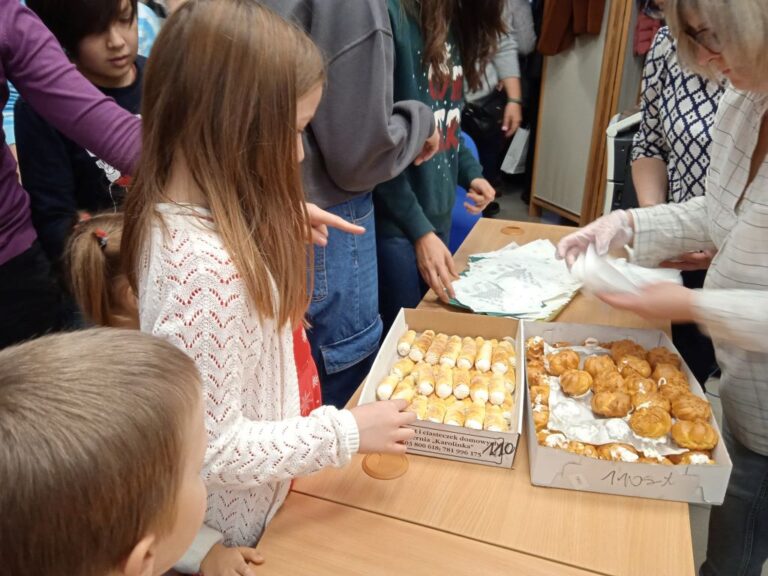 impreza mikołajkowa w bibliotece; występ teatrzyku - dziecięcych aktorów - i wizyta mikołaja
