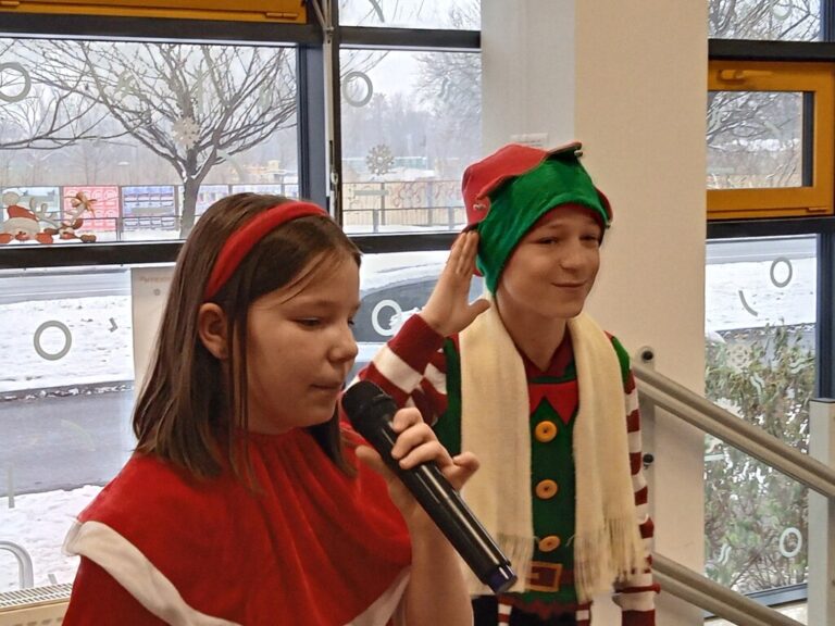 impreza mikołajkowa w bibliotece; występ teatrzyku - dziecięcych aktorów - i wizyta mikołaja