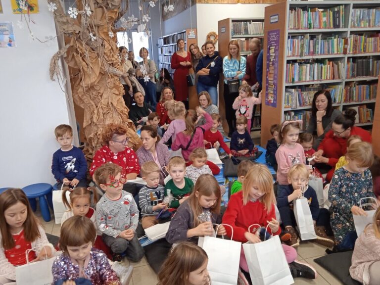 impreza mikołajkowa w bibliotece; występ teatrzyku - dziecięcych aktorów - i wizyta mikołaja