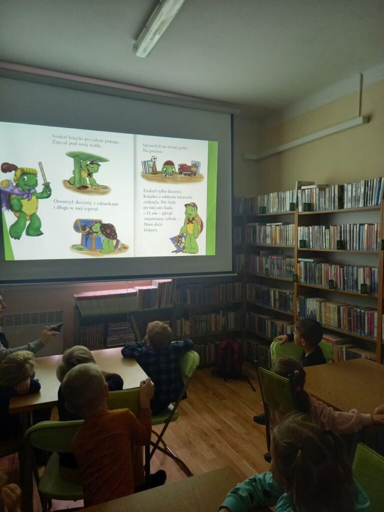 dzieci oglądają bajkę o Franklinie