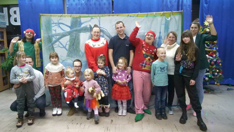 aktorzy i widzowie na pamiątkowym zdjęciu