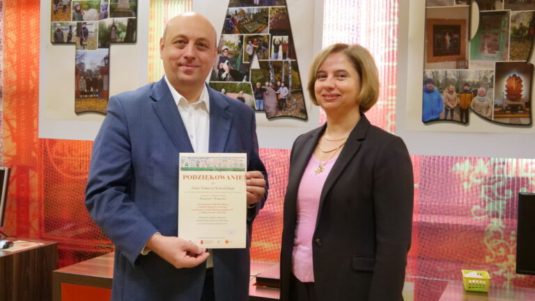 dyrektor biblioteki i dyrektor szkoły; dyrektor trzyma podziękowanie