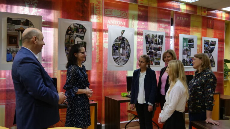 dyrektorka szkoły Maria Walczak, nauczycielka Magdalena Woźniak, uczniowie szkoły, dyrekcja biblioteki