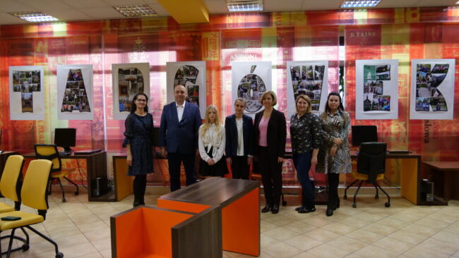 dyrektorka szkoły Maria Walczak, nauczycielka Magdalena Woźniak, uczniowie szkoły, dyrekcja biblioteki