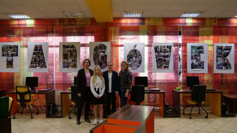 dyrektorka szkoły Maria Walczak, nauczycielka Magdalena Woźniak, uczniowie szkoły