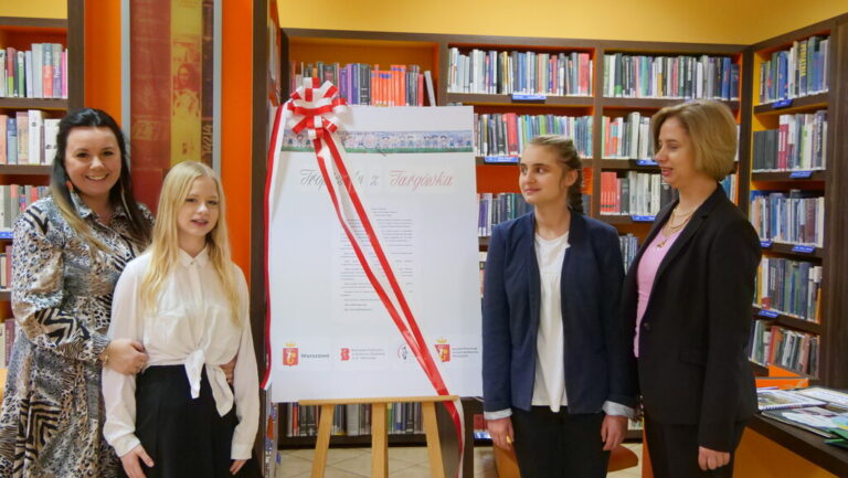 otwarcie wystawy; wstęgę zdejmują uczniowie szkoły nr 99