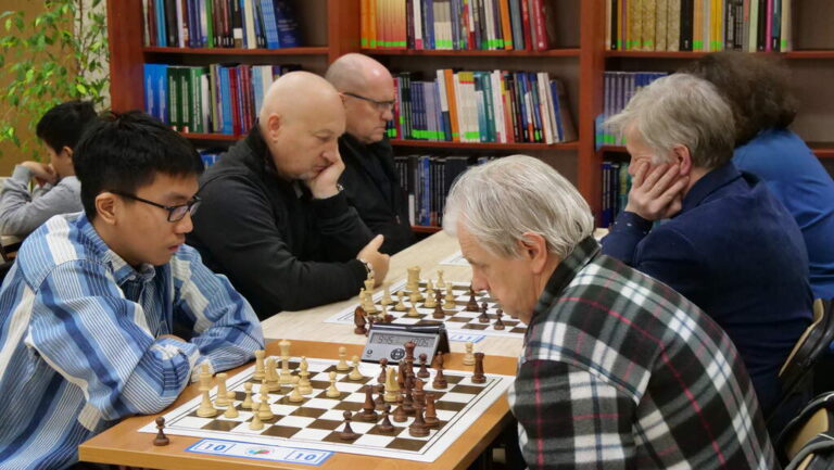 turniej szachowy w czytelni
