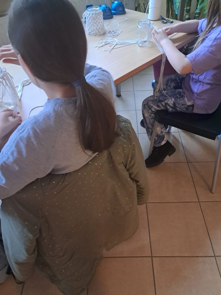 dzieci w trakcie warsztatów makramy