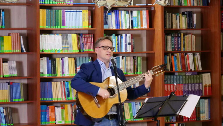 czwartek poetycko muzyczny - koncert i recytacja poezji w Czytelni