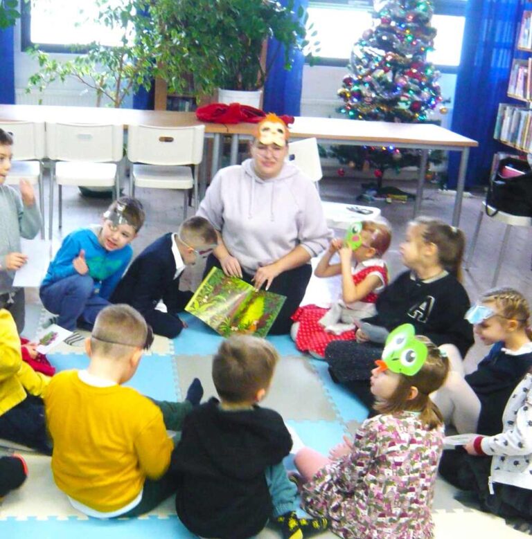 dzieci w bibliotece podczas zajęć języka angielskiego