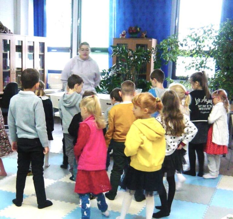 dzieci w bibliotece podczas zajęć języka angielskiego