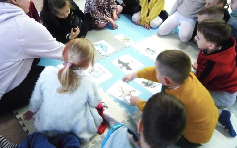 dzieci w bibliotece podczas zajęć języka angielskiego