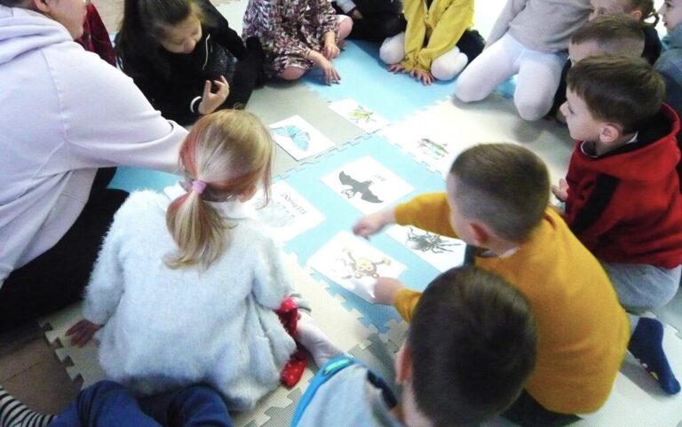 dzieci w bibliotece podczas zajęć języka angielskiego