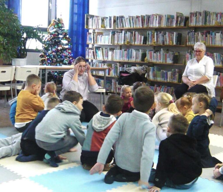 dzieci w bibliotece podczas zajęć języka angielskiego