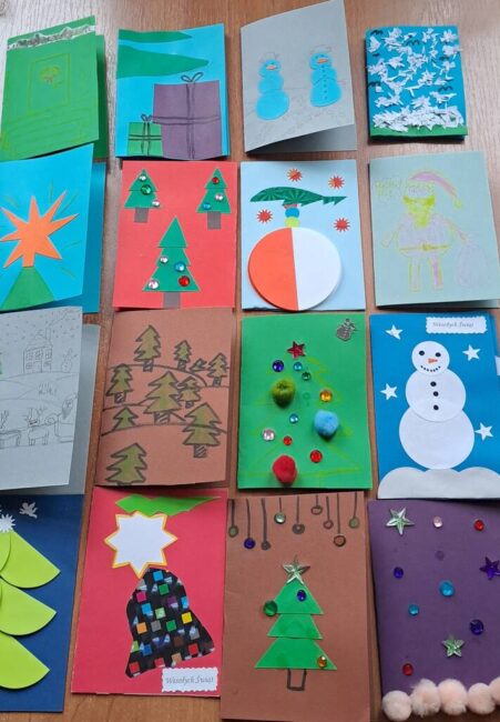 kartki bożonarodzeniowe dla seniorów przygotowane przez wolontariuszy biblioteki