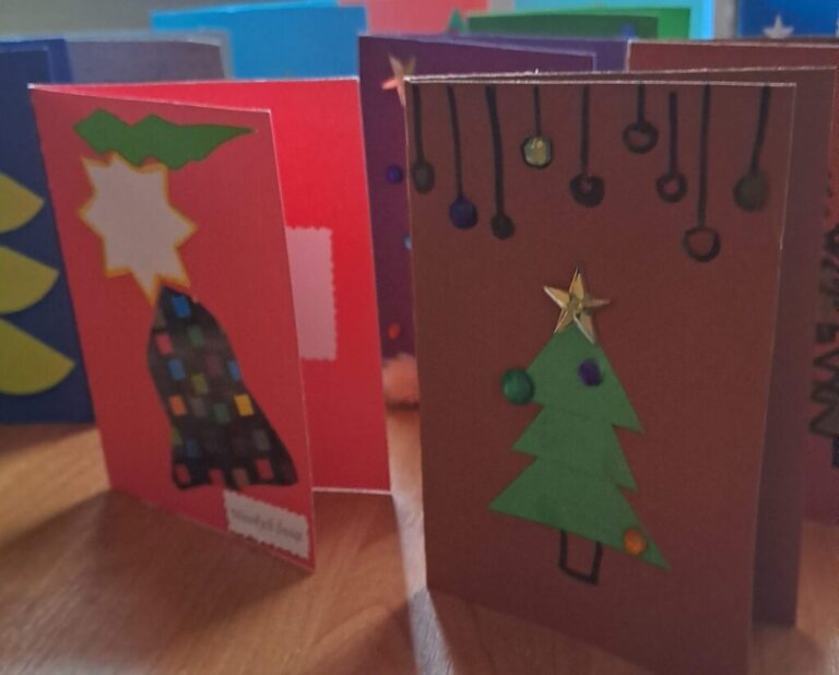 kartki bożonarodzeniowe dla seniorów przygotowane przez wolontariuszy biblioteki