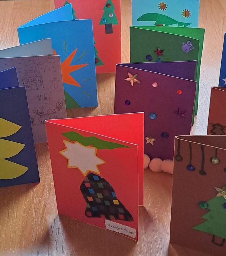 kartki bożonarodzeniowe dla seniorów przygotowane przez wolontariuszy biblioteki
