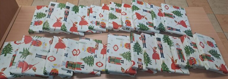 prezenty dla czytelników opakowane w świąteczny papier ozdobny