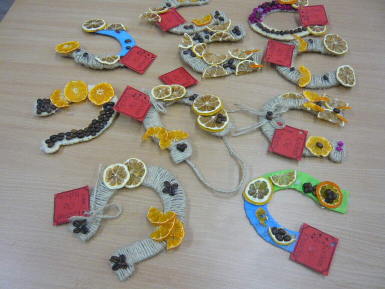 tworzenie własnoręcznie zdobionych upominków dla babć i dziadków - podków na szczęście