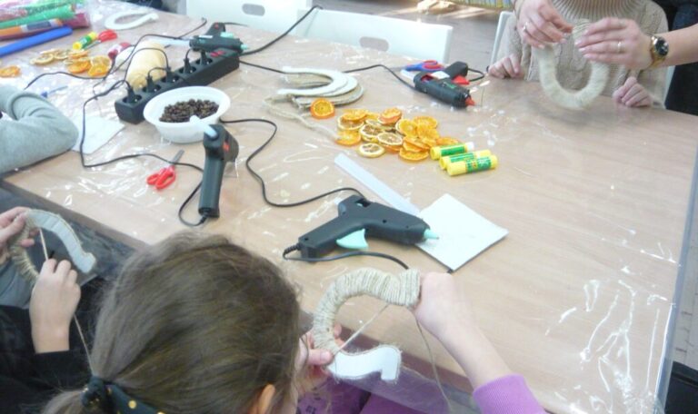 tworzenie własnoręcznie zdobionych upominków dla babć i dziadków - podków na szczęście