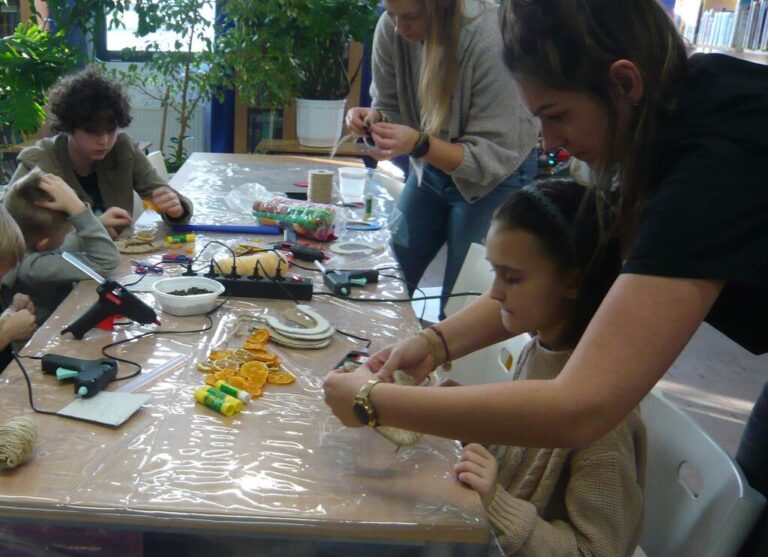 tworzenie własnoręcznie zdobionych upominków dla babć i dziadków - podków na szczęście