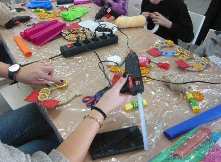 tworzenie własnoręcznie zdobionych upominków dla babć i dziadków - podków na szczęście