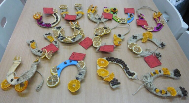 tworzenie własnoręcznie zdobionych upominków dla babć i dziadków - podków na szczęście