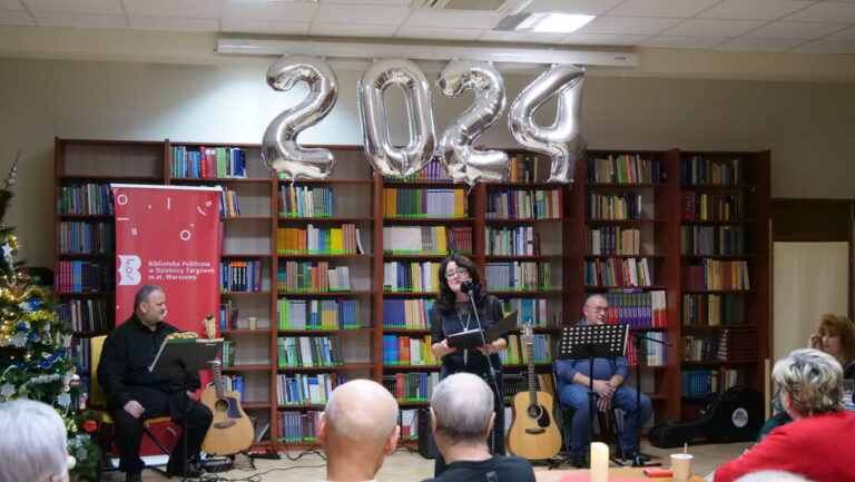 Danuta Chyła prezentuje swoją poezję w sali Czytelni