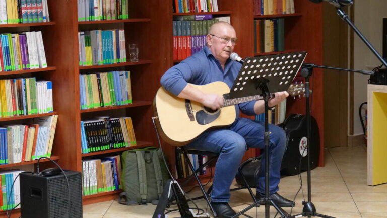 Marek Korzemski gra na gitarze