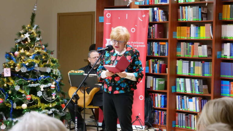 Jolanta Bogusławska prezentuje poezję Danuty Chyły w sali Czytelni