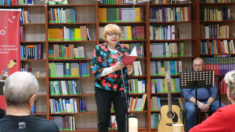 Jolanta Bogusławska prezentuje poezję Danuty Chyły w sali Czytelni