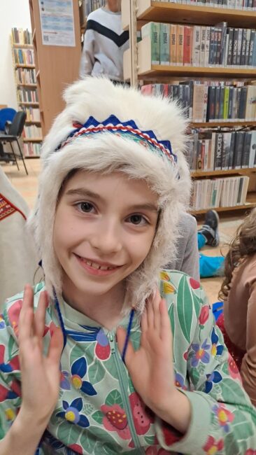 dziewczynka w lapońskim stroju