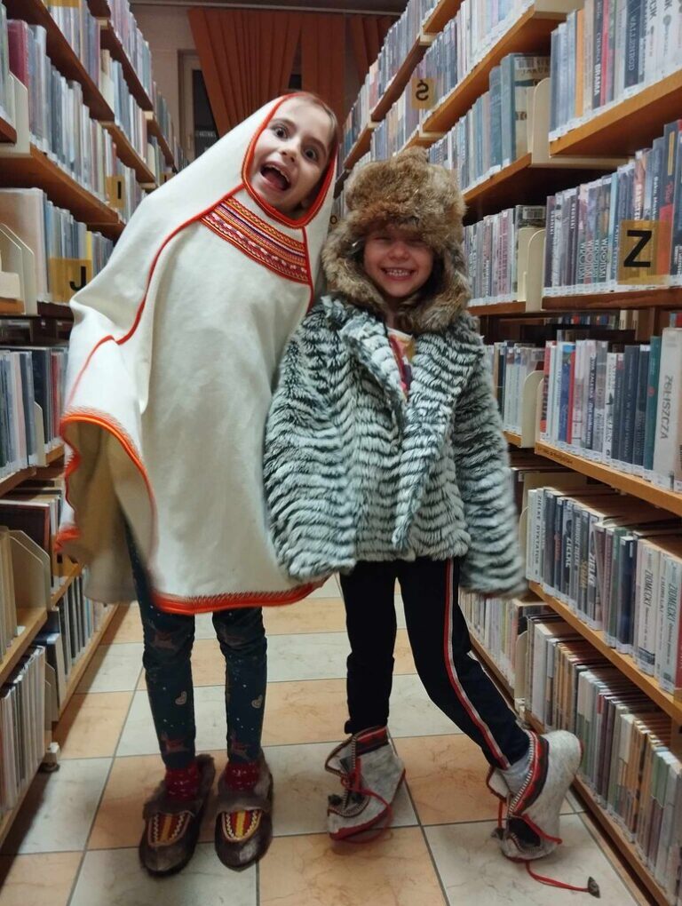 dzieci w lapońskim stroju