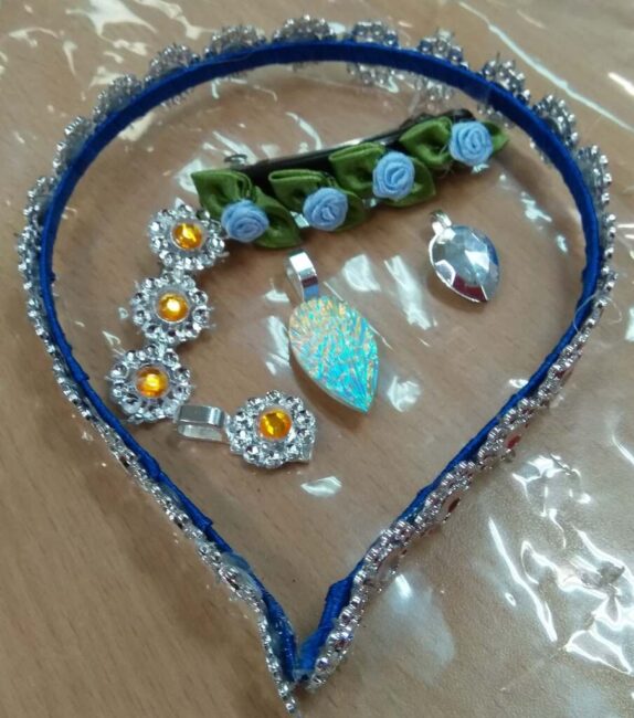 prace powstałe podczas warsztatów - eleganckie dodatki do ubrań i ozdoby do włosów