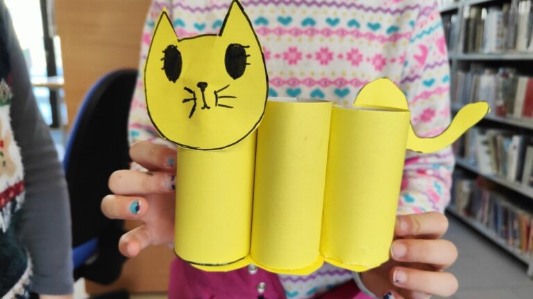 kotek z rolek po papierze