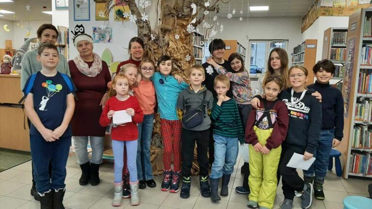 grupa dzieci w bibliotece