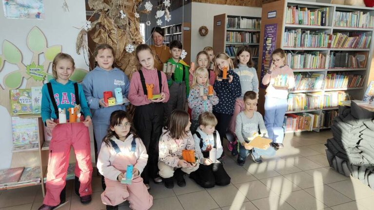 grupa dzieci w bibliotece