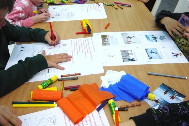 dzieci w trakcie pracy plastycznej w bibliotece