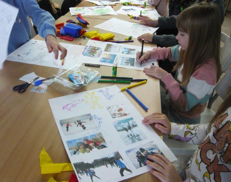 dzieci w trakcie pracy plastycznej w bibliotece