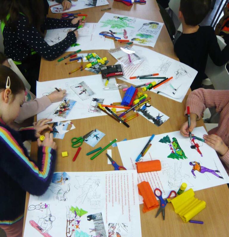 dzieci w trakcie pracy plastycznej w bibliotece