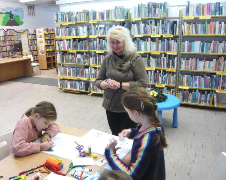 dzieci w trakcie pracy plastycznej w bibliotece
