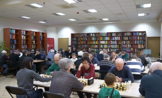 kilkadziesiąt osób bierze udział w turnieju szachowym