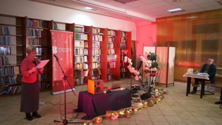 Danuta Ziębińska z grupy Akant prezentuje swoją poezję