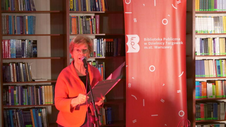 Danuta Ziębińska z grupy Akant prezentuje swoją poezję