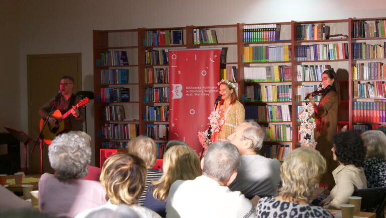 Jacek Gutry śpiewa i gra na gitarze, wraz z nim występuje duet Jaśmin