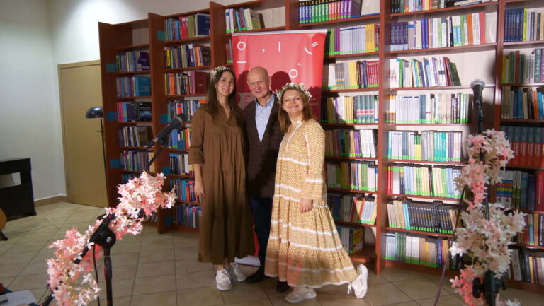 artyści pozują do pamiątkowego zdjęcia