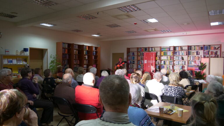 Jacek Gutry śpiewa i gra na gitarze