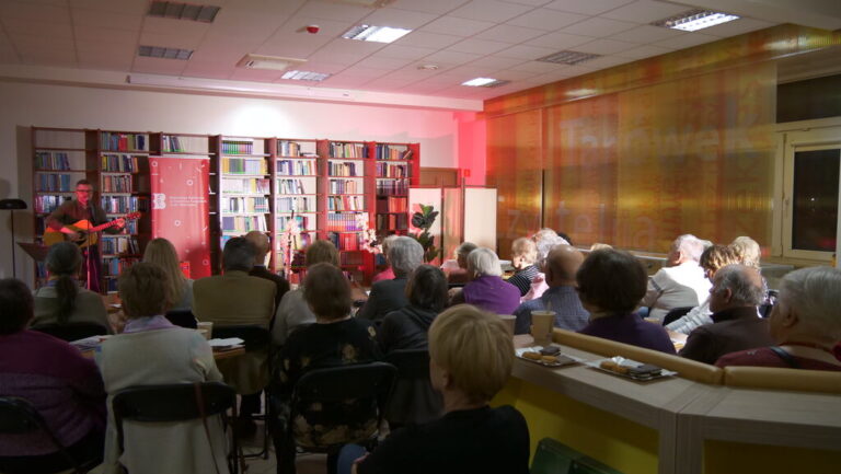 Jacek Gutry śpiewa i gra na gitarze