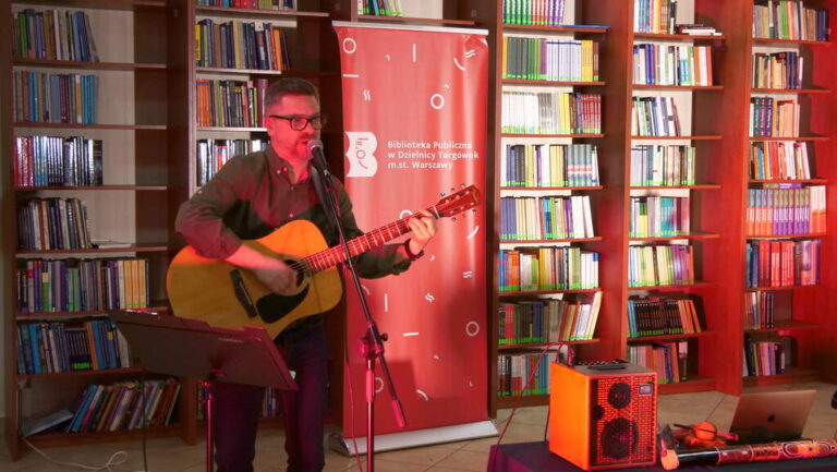 Jacek Gutry śpiewa i gra na gitarze