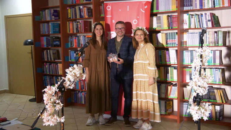 artyści pozują do pamiątkowego zdjęcia